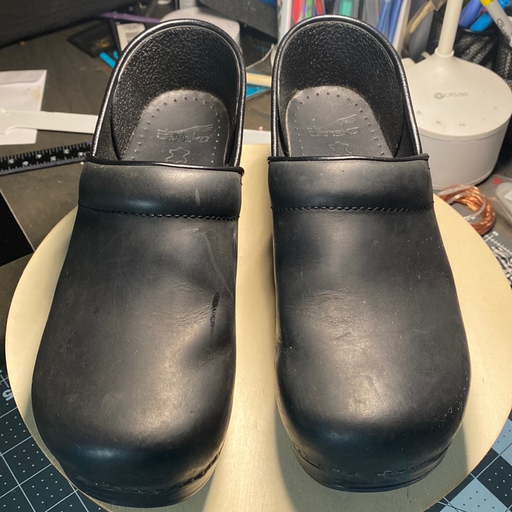 EU 41 matte black leather dansko clogs